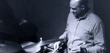 Claudio Saveriano in azione alla batteria